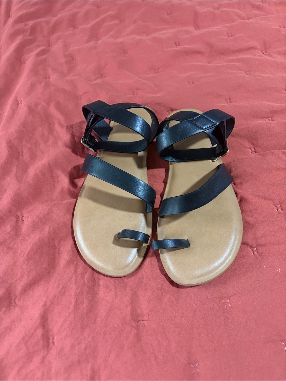Universal Thread Black Strappy Toe-Loop Sandals with Tan Footbed